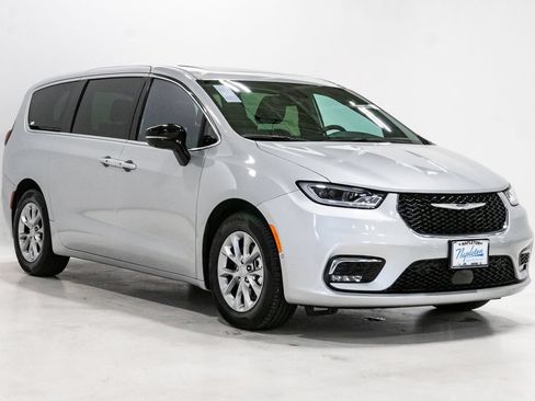 New 2026 Chrysler Pacifica Limited w/ Uconnect Theater Family Group FWD image 6