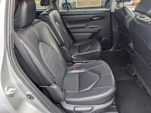 Used 2024 Toyota Highlander XLE AWD/4WD image 5