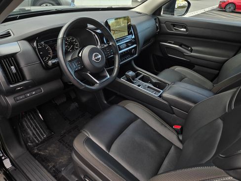 Used 2025 Nissan Pathfinder SL FWD image 8