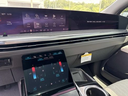 New 2025 Cadillac Escalade IQ Luxury 1 w/ Smart Trailering package AWD/4WD image 24