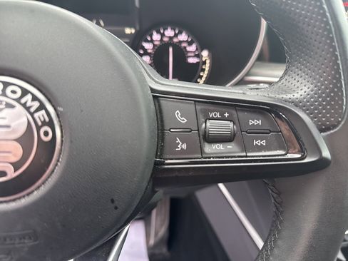 Used 2023 Alfa Romeo Stelvio Ti image 34