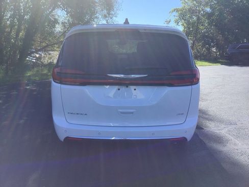 New 2026 Chrysler Pacifica Select image 5