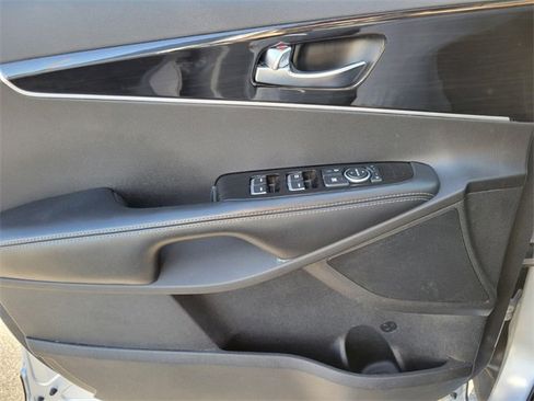 Used 2019 Kia Sorento L image 16