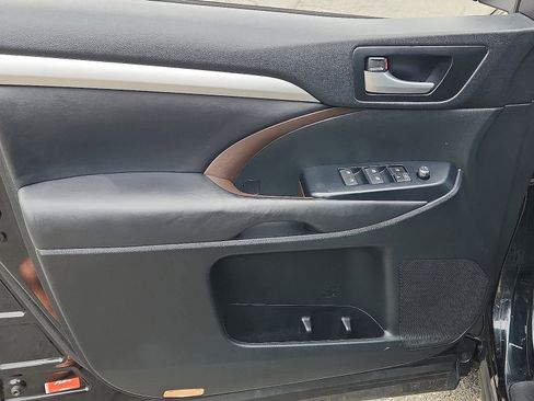 Used 2017 Toyota Highlander XLE image 10
