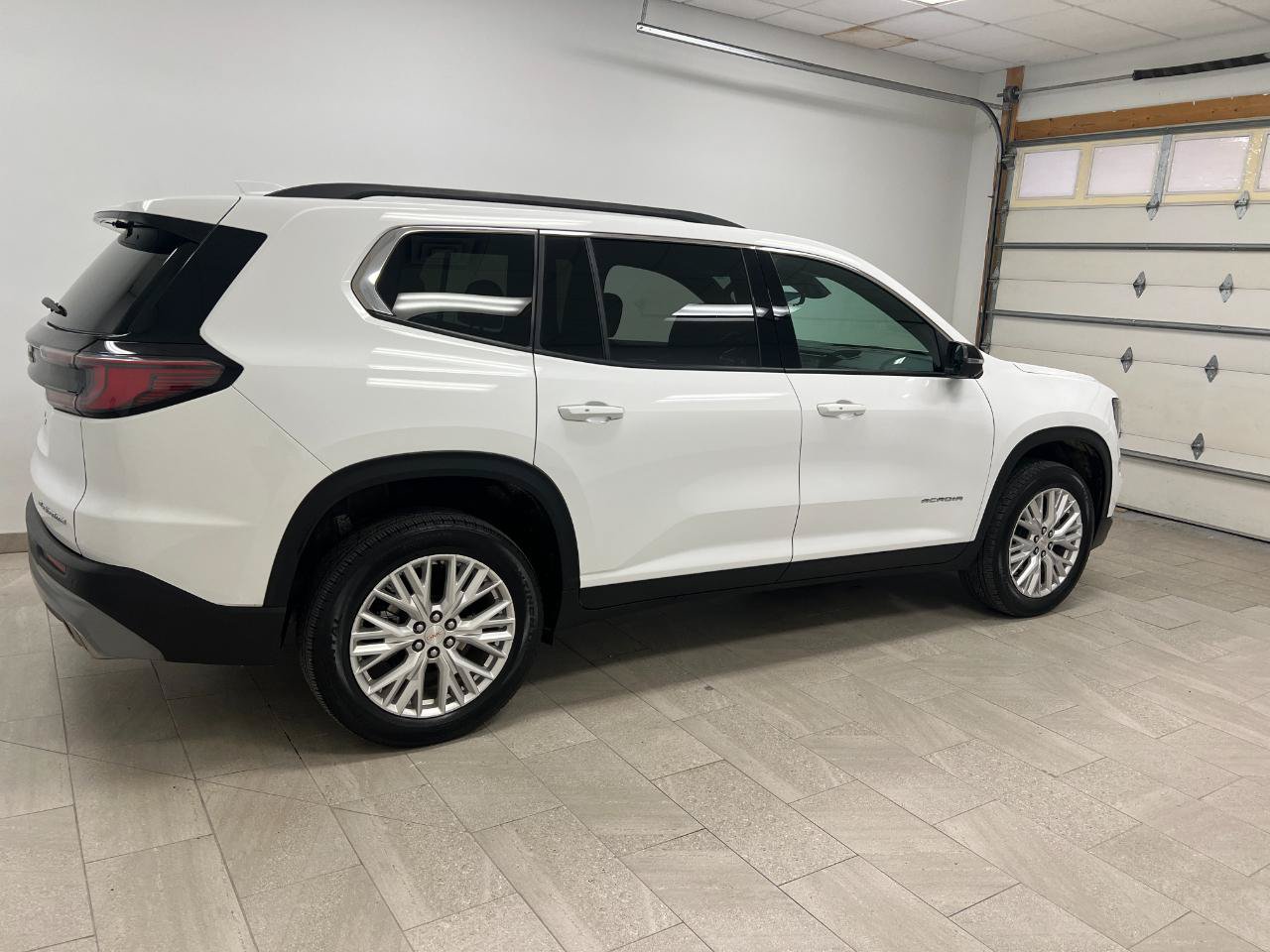 Used 2026 GMC Acadia Elevation w/ Elevation Premium Package AWD/4WD image 3