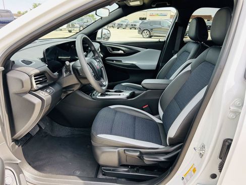 Used 2025 Buick Envista Preferred w/ Convenience II Package FWD image 3