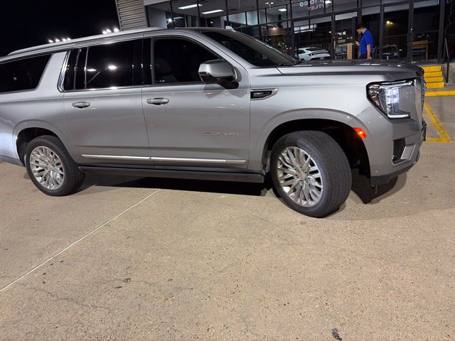 Used 2023 GMC Yukon XL Denali w/ Advanced Technology Package AWD/4WD image 10