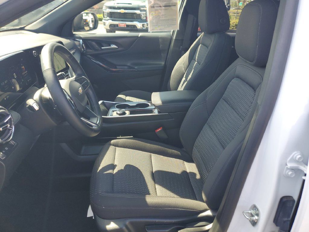 Used 2026 Chevrolet Equinox LT w/ Safety and Technology Package FWD image 19