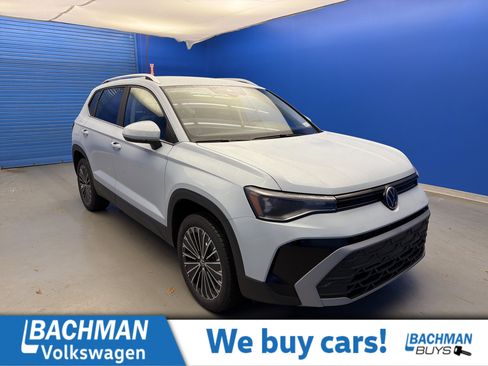 New 2026 Volkswagen Taos SE image 1