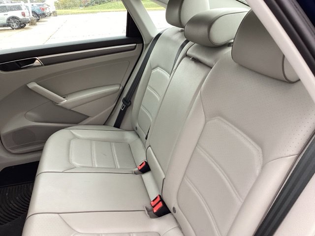 Used 2018 Volkswagen Passat 2.0T R-Line FWD image 14