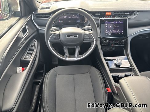 Certified 2025 Jeep Grand Cherokee Laredo X image 28