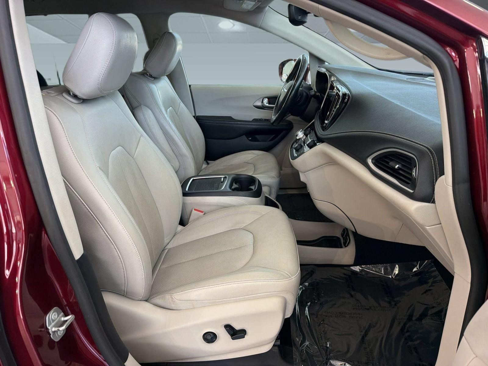 Used 2021 Chrysler Pacifica Touring-L w/ Uconnect Theater Family Group FWD image 27
