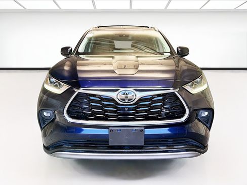 Used 2022 Toyota Highlander Platinum FWD image 2