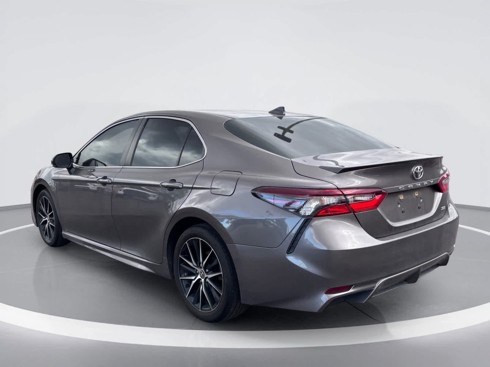Used 2022 Toyota Camry SE FWD image 4
