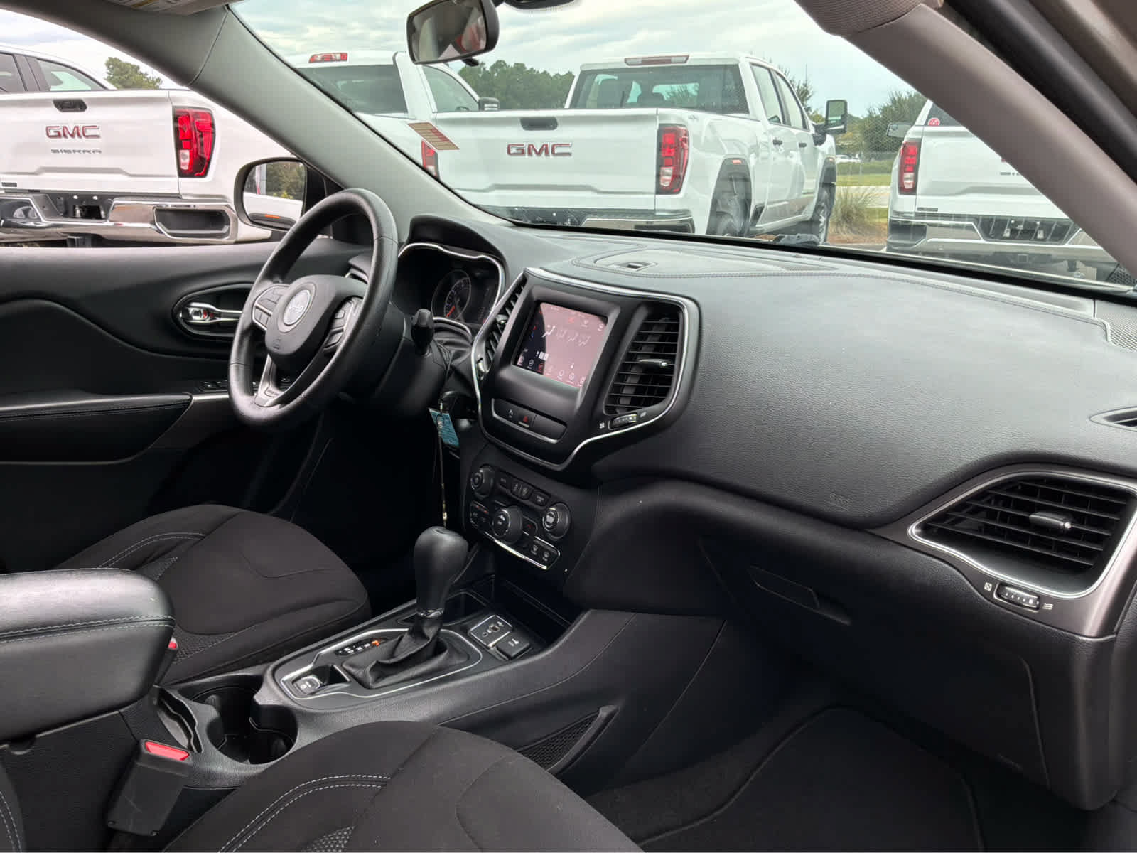 Used 2020 Jeep Cherokee Latitude FWD image 25