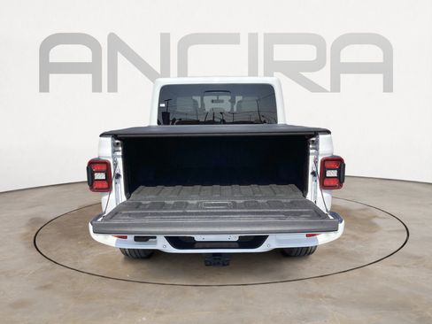 Used 2023 Jeep Gladiator Overland image 16