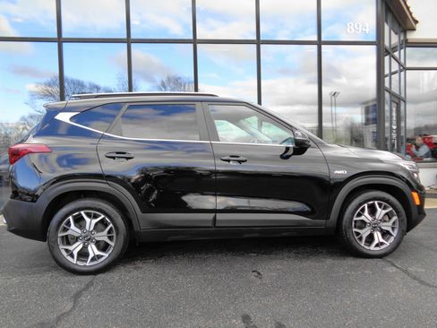 Used 2021 Kia Seltos EX image 3