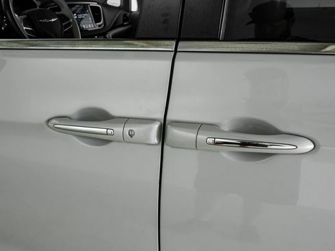 Used 2020 Chrysler Pacifica Limited w/ Advanced Safetytec Group FWD image 36