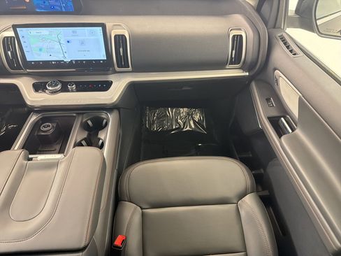 Certified 2025 Ford Expedition Active image 26