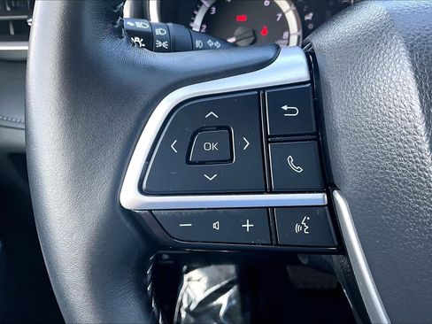 Used 2025 Toyota Highlander XLE image 17