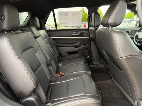 Used 2018 Ford Explorer XLT w/ Equipment Group 202A AWD/4WD image 31