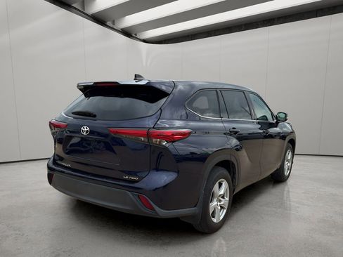 Used 2022 Toyota Highlander LE image 5