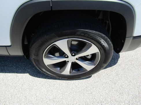 Used 2022 Jeep Cherokee Limited AWD/4WD image 10