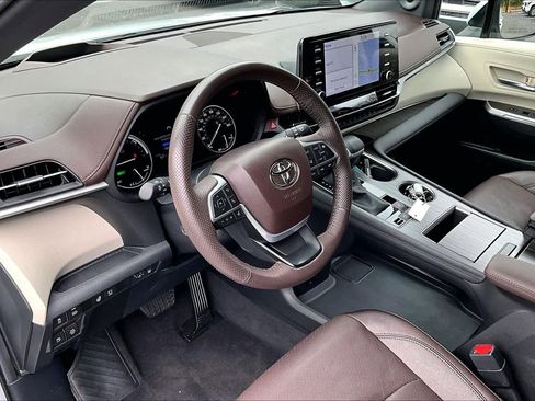 Certified 2024 Toyota Sienna Platinum image 18
