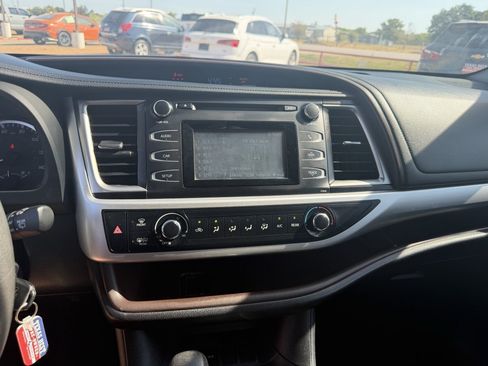 Used 2019 Toyota Highlander LE FWD image 19