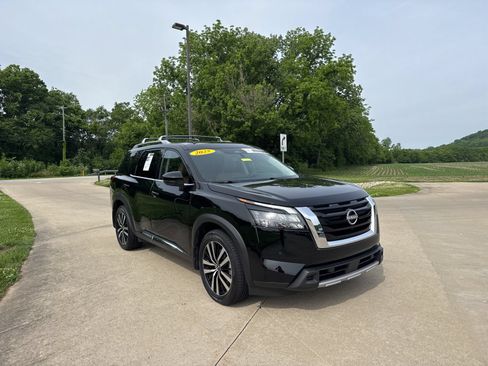 Used 2025 Nissan Pathfinder Platinum w/ Cargo Package AWD/4WD image 3