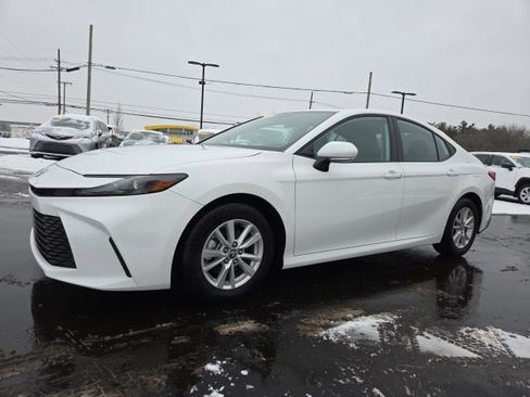 Used 2025 Toyota Camry LE image 3