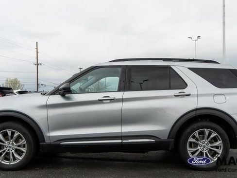 Used 2023 Ford Explorer XLT w/ Equipment Group 202A AWD/4WD image 9