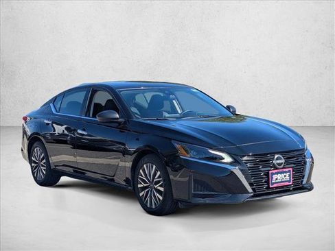Used 2025 Nissan Altima 2.5 SV image 3