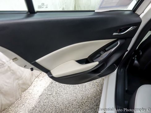 Used 2018 MAZDA MAZDA3 Grand Touring image 22