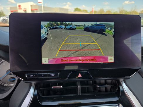 Certified 2023 Toyota Venza XLE image 23