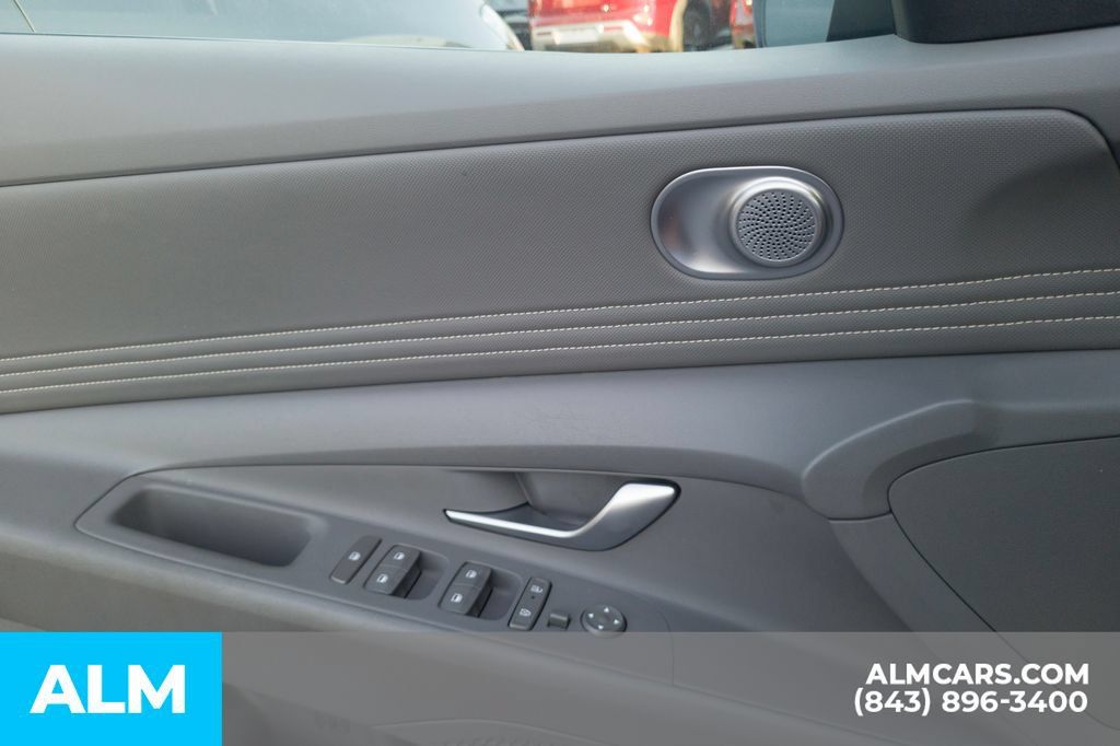 Used 2025 Hyundai Elantra SEL FWD image 17