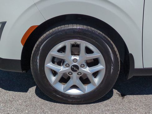 Used 2025 Kia Soul LX w/ LX Technology Package FWD image 11