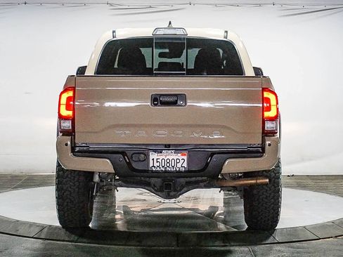 Used 2019 Toyota Tacoma TRD Off-Road w/ Technology Package image 9