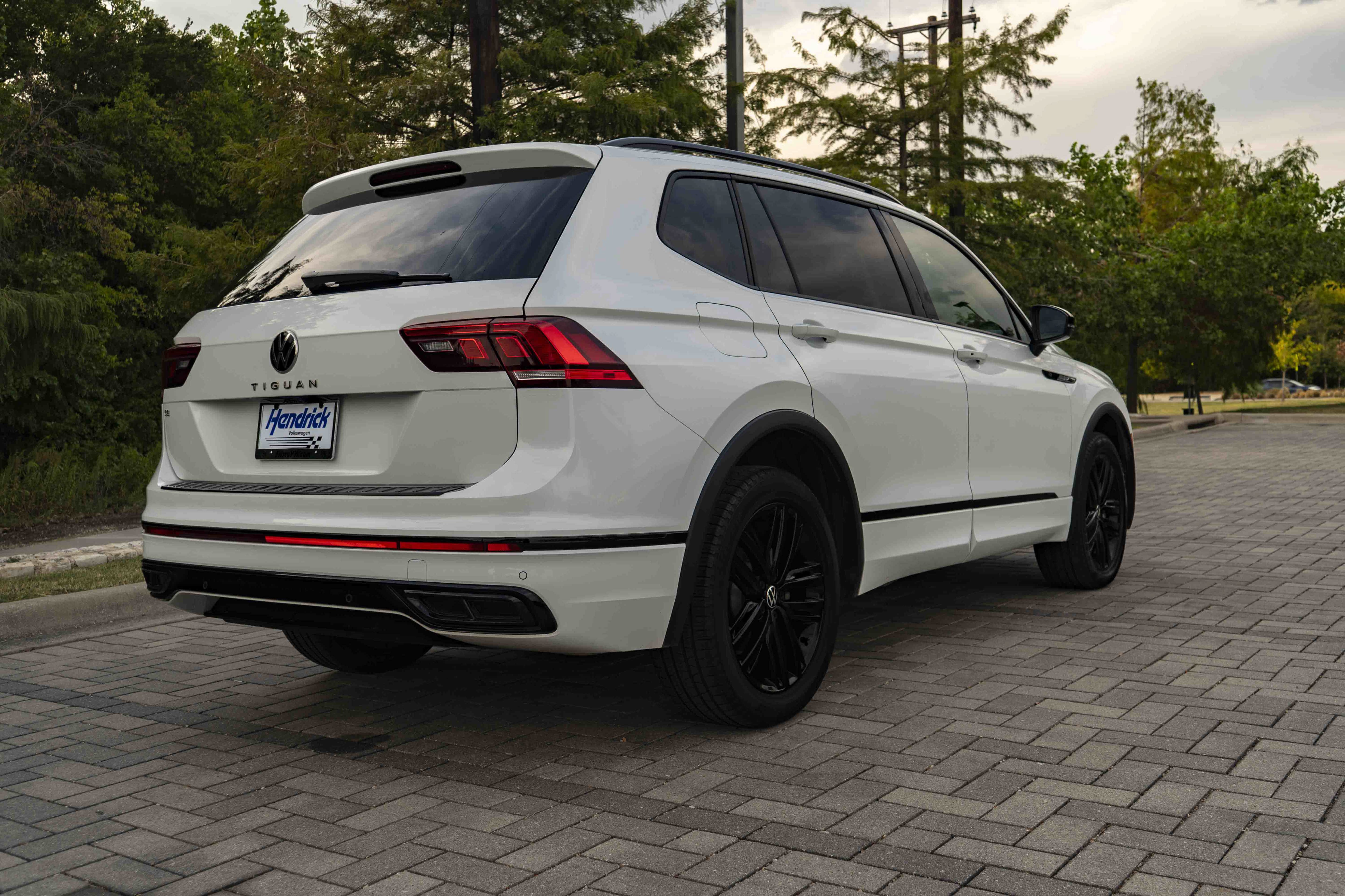 Certified 2022 Volkswagen Tiguan SE R-Line FWD image 8