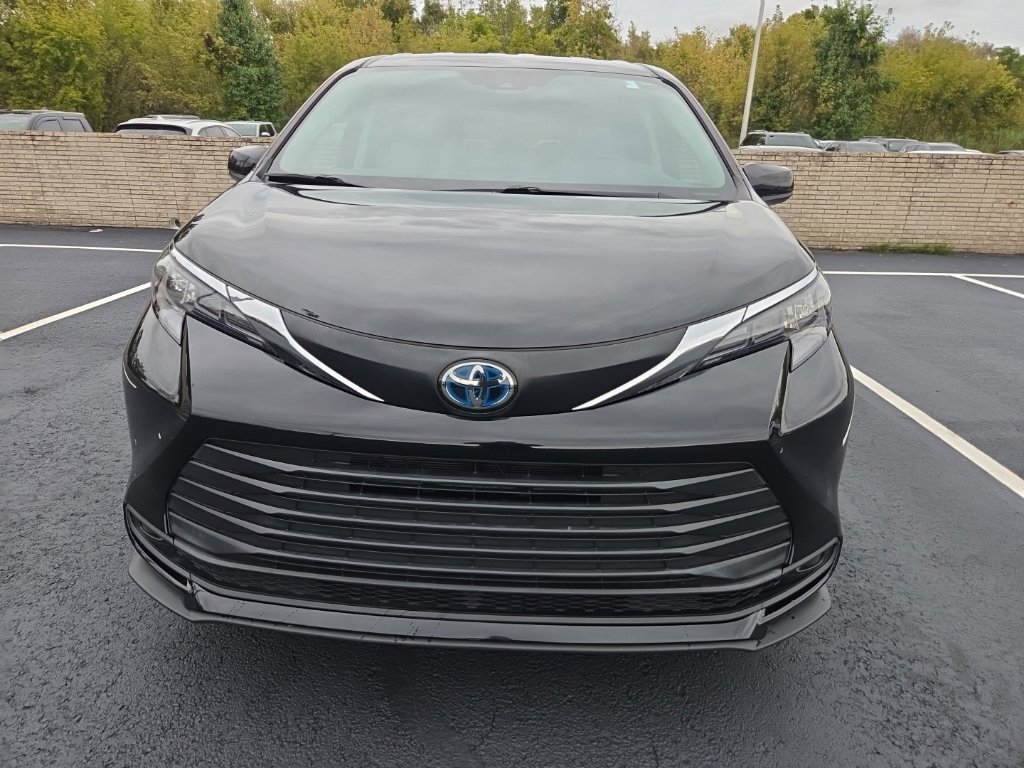 Certified 2024 Toyota Sienna LE AWD/4WD image 9