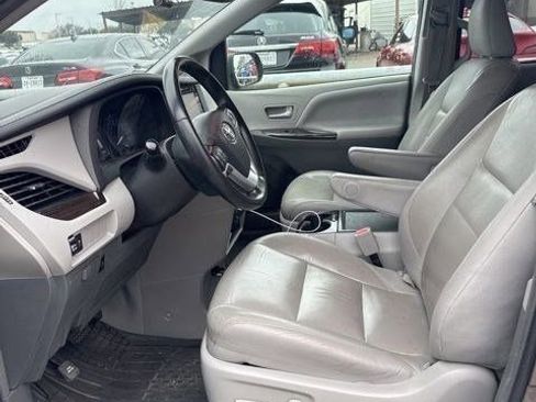 Used 2019 Toyota Sienna XLE image 5
