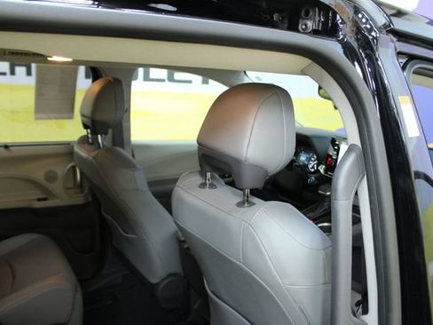 Used 2021 Toyota Sienna Limited FWD image 10