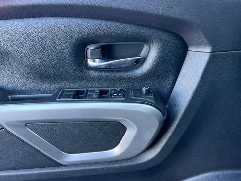 Used 2022 Nissan Titan SV image 13