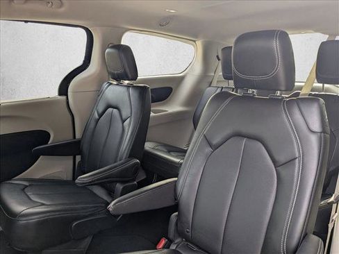 Used 2024 Chrysler Pacifica Touring-L image 15