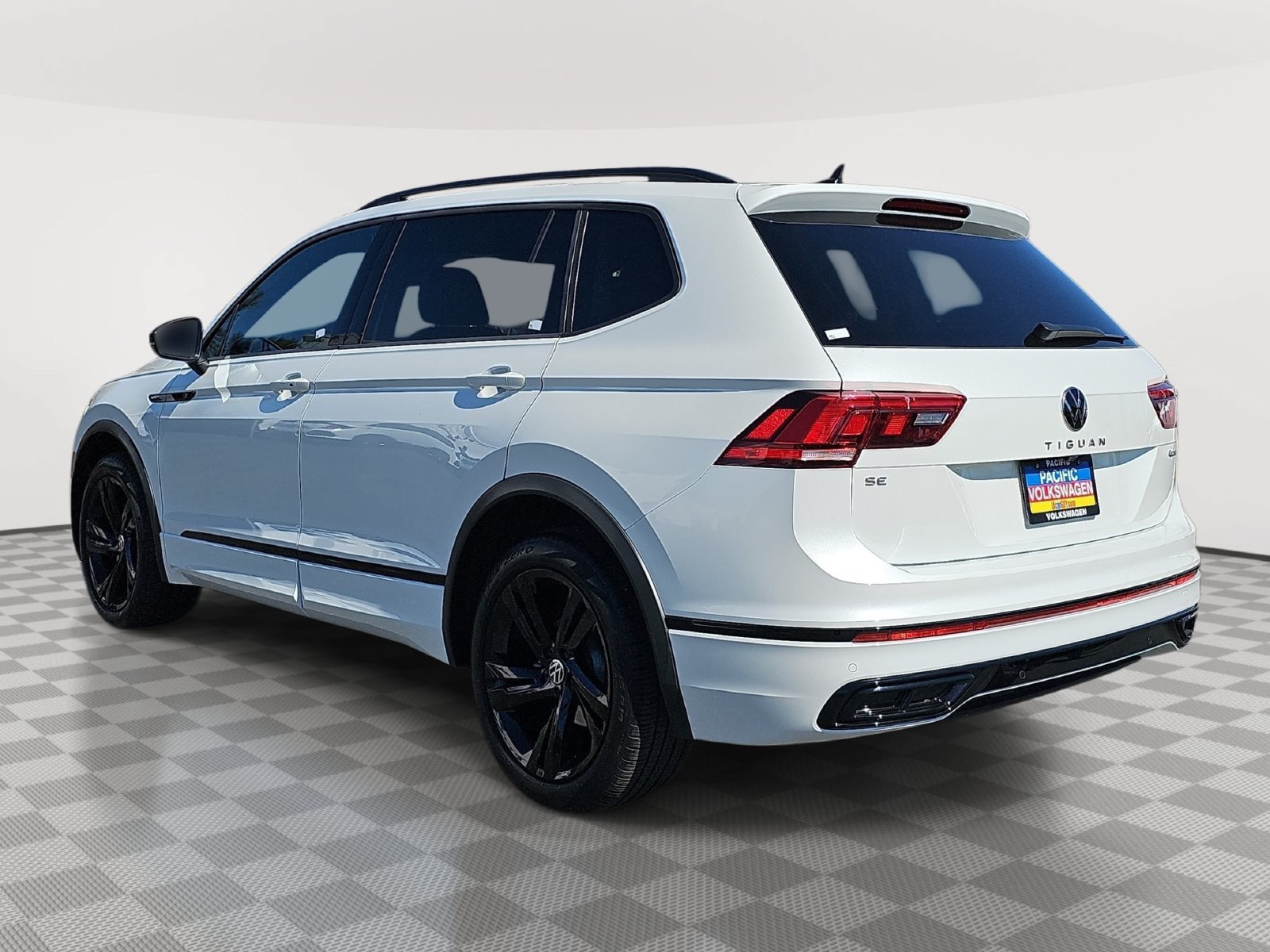 Certified 2023 Volkswagen Tiguan SE R-Line AWD/4WD image 7