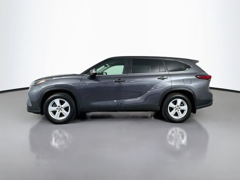 Used 2023 Toyota Highlander LE AWD/4WD image 4