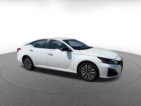 Used 2025 Nissan Altima 2.5 SV FWD image 2