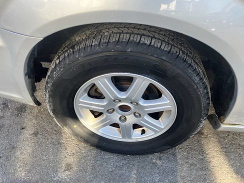 Used 2011 Chrysler Town & Country Touring image 13