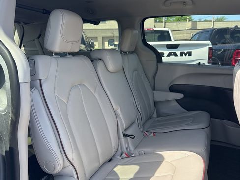 Used 2019 Chrysler Pacifica Limited FWD image 40