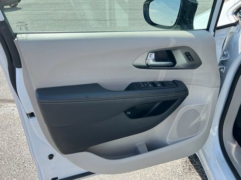 Used 2024 Chrysler Pacifica Limited FWD image 10